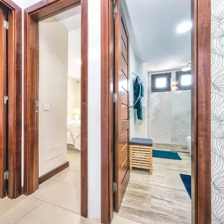 Ferienhaus Casa Bleu - Duplex With Shared Pool, Balcony, Terrace And Grill By Lanzarote Puerto Calero